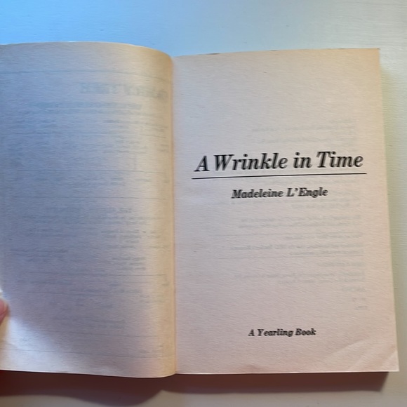 📚2/$6 A Wrinkle in Time #1 in the Time Quintet Series - Picture 8 of 12